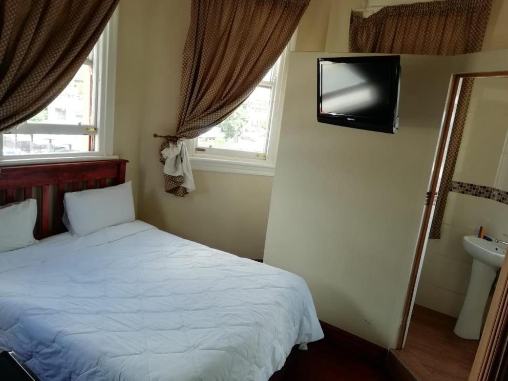 Victoria Hotel Pretoria-Noord Buitenkant foto